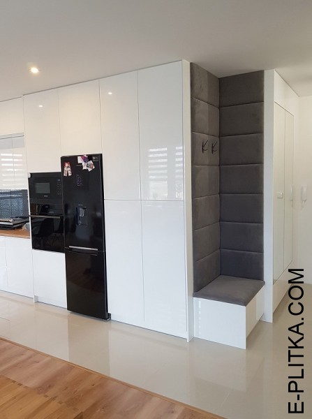 Біла кухня поєднана з передпокоєм