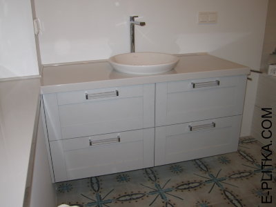 Комплект мебели с раковиной в ванную комнату