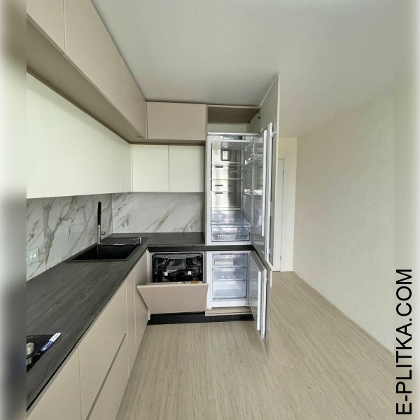 Трьохярусна кухня кутового планування в теплих тонах