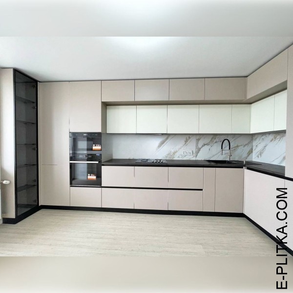 Трьохярусна кухня кутового планування в теплих тонах