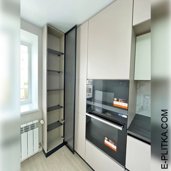 Трьохярусна кухня кутового планування в теплих тонах