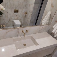 Кремовая тумба под столешницу с влитой раковиной