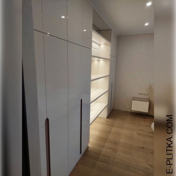 Меблі у гостьову спальню з розпашними шафами