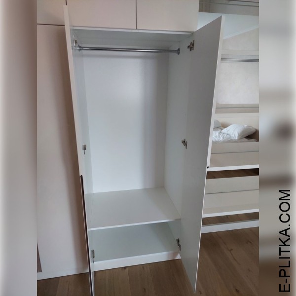 Мебель в гостевую спальню с распашными шкафами