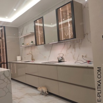 Кухня зі скляними вітринами та островом