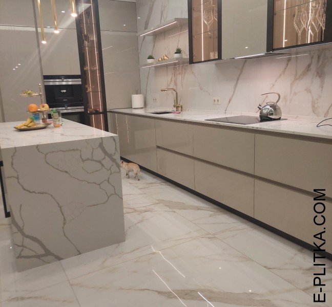 Кухня со стеклянными витринами и островом