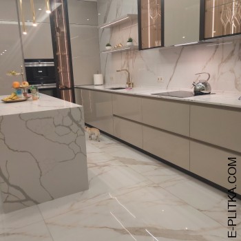 Кухня зі скляними вітринами та островом