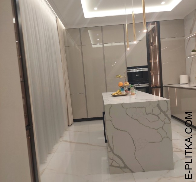 Кухня со стеклянными витринами и островом