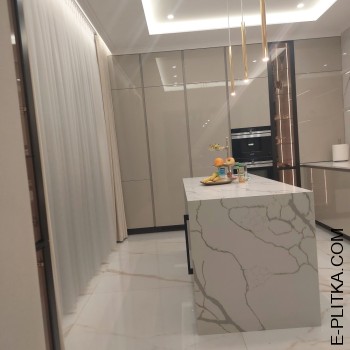 Кухня зі скляними вітринами та островом