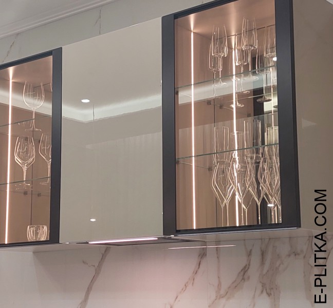 Кухня со стеклянными витринами и островом