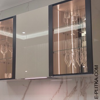 Кухня зі скляними вітринами та островом