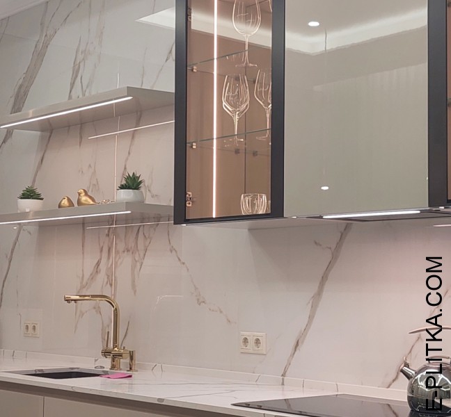 Кухня со стеклянными витринами и островом