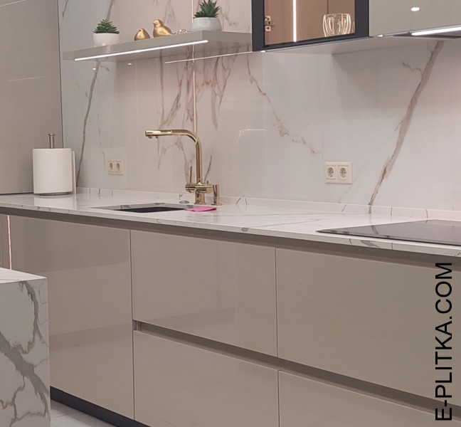 Кухня со стеклянными витринами и островом