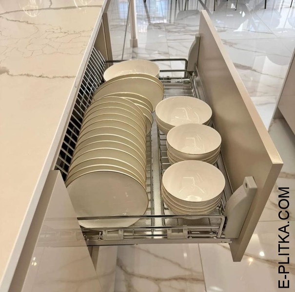 Кухня со стеклянными витринами и островом