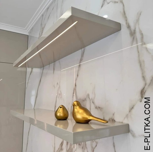 Кухня со стеклянными витринами и островом