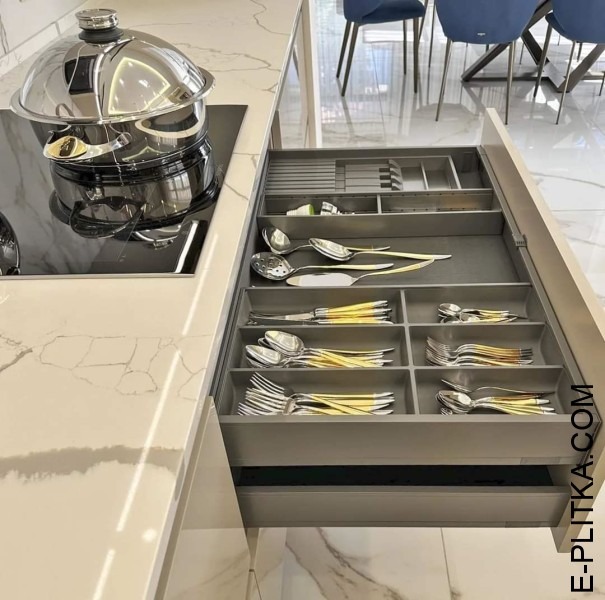 Кухня со стеклянными витринами и островом