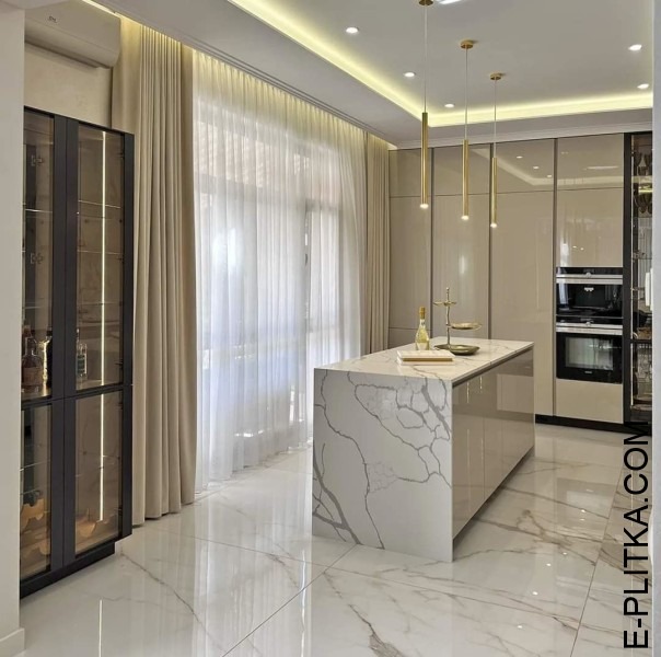 Кухня со стеклянными витринами и островом