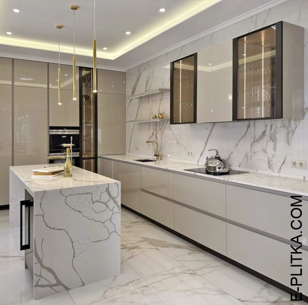 Кухня со стеклянными витринами и островом