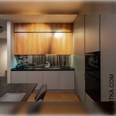 Компактная кухня с деревом встроенная в нишу