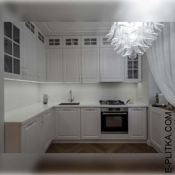 Компактна кухня у стилі сучасна класика