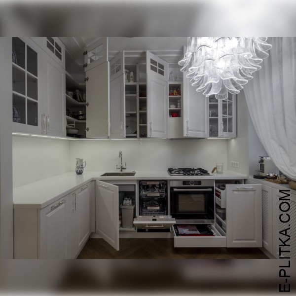 Компактна кухня у стилі сучасна класика