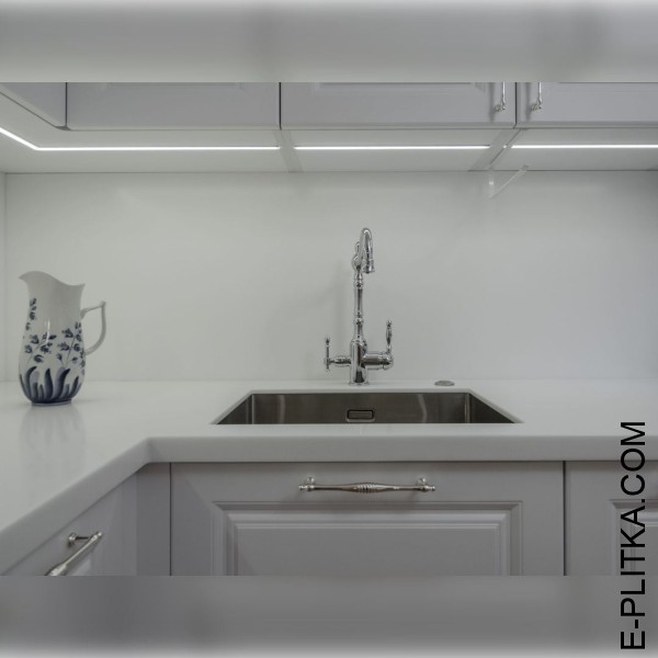 Компактна кухня у стилі сучасна класика