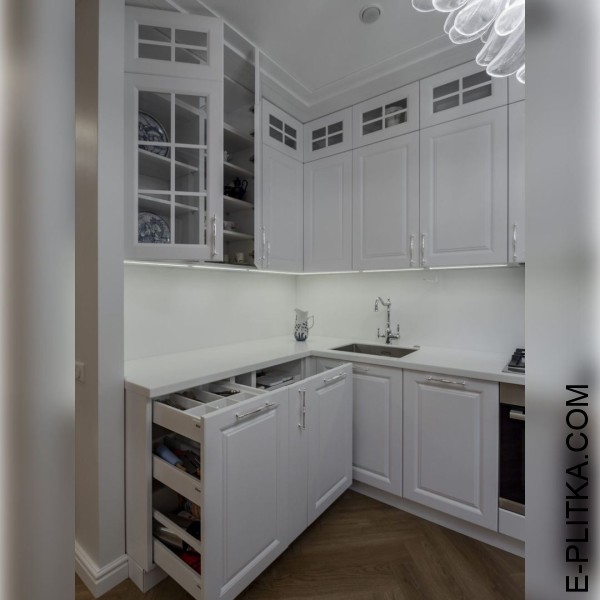 Компактна кухня у стилі сучасна класика