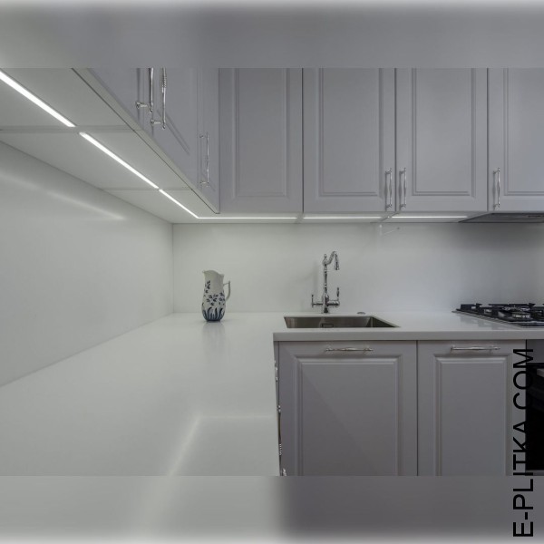 Компактна кухня у стилі сучасна класика