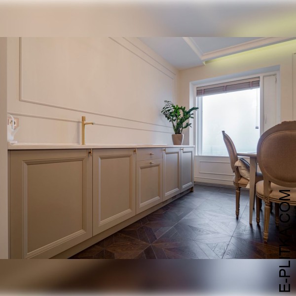 Кухня без навесных шкафов в апартаменты