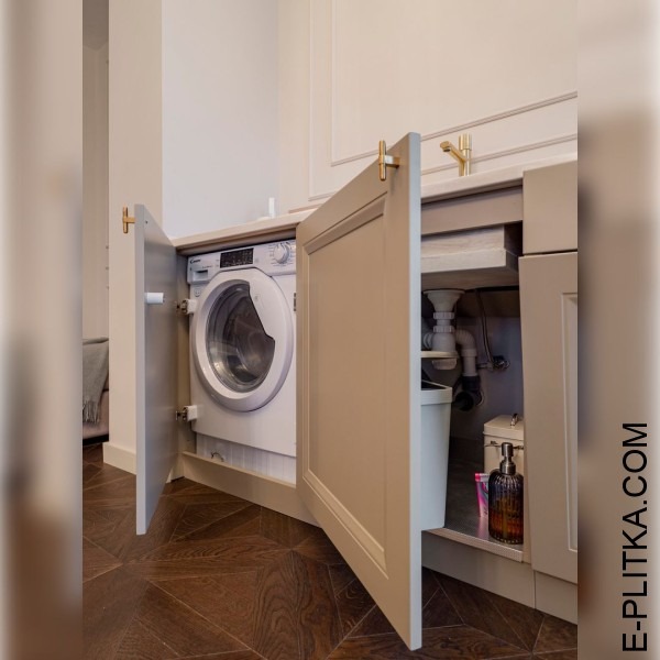 Кухня без навесных шкафов в апартаменты