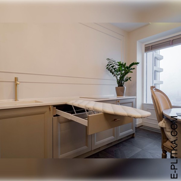 Кухня без навесных шкафов в апартаменты