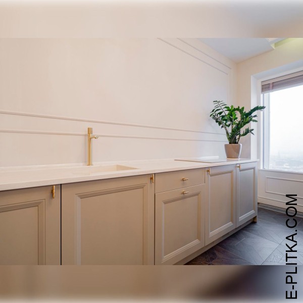 Кухня без навесных шкафов в апартаменты