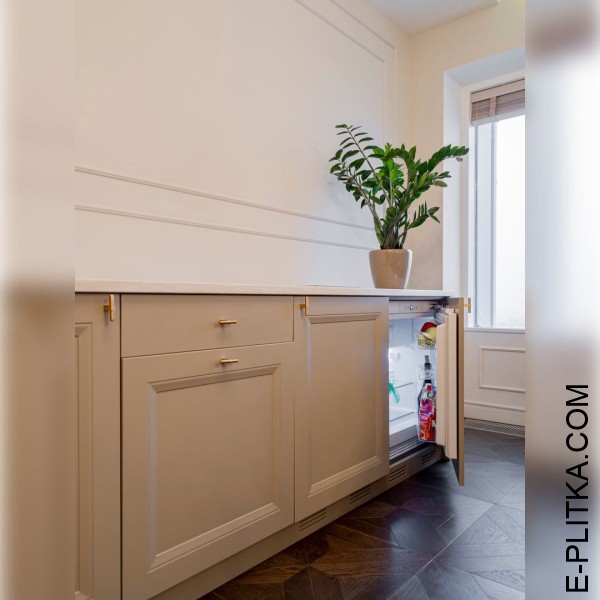 Кухня без навесных шкафов в апартаменты