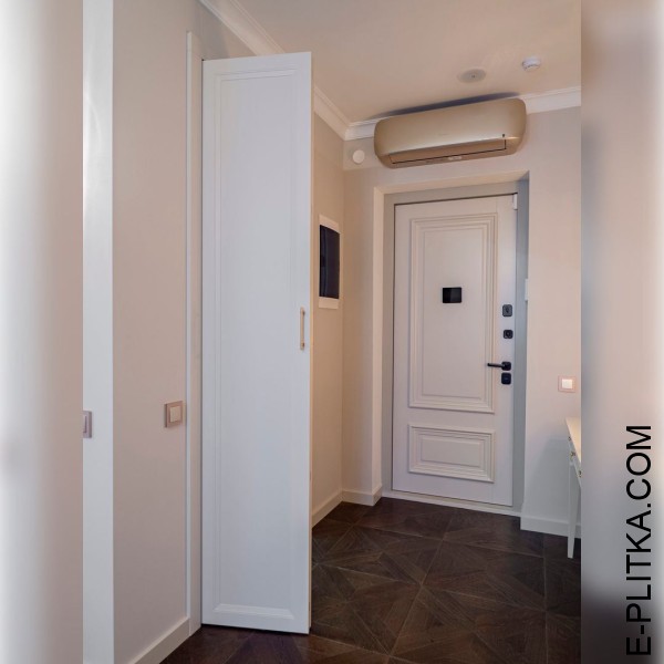 Кухня без навесных шкафов в апартаменты