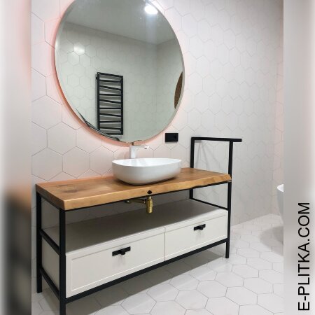 Белая мебель в стиле лофт с деревянной столешницей.