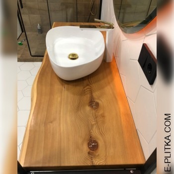 Білі меблі в стилі лофт з дерев`яною стільницею.