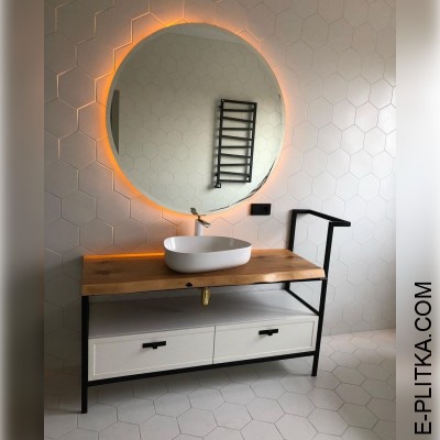 Белая мебель в стиле лофт с деревянной столешницей.