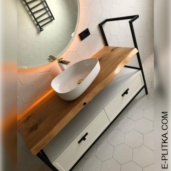 Білі меблі в стилі лофт з дерев`яною стільницею.