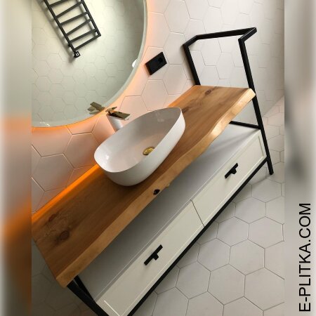 Белая мебель в стиле лофт с деревянной столешницей.