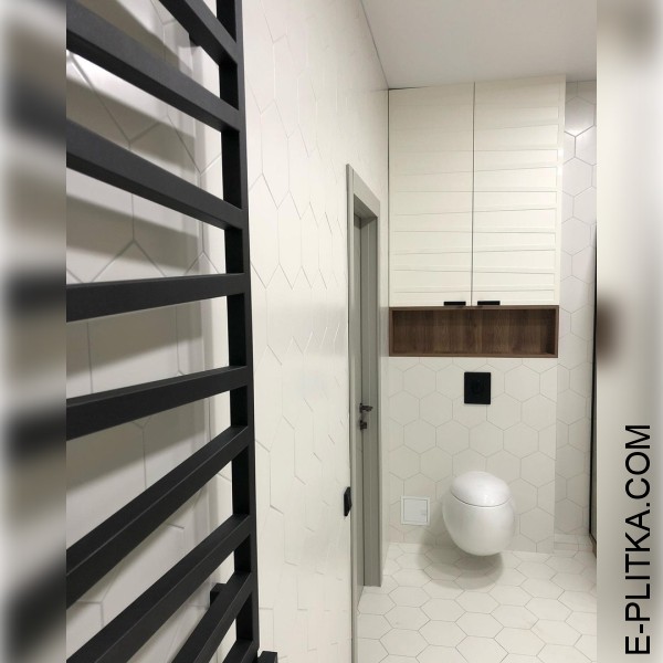 Белая мебель в стиле лофт с деревянной столешницей.