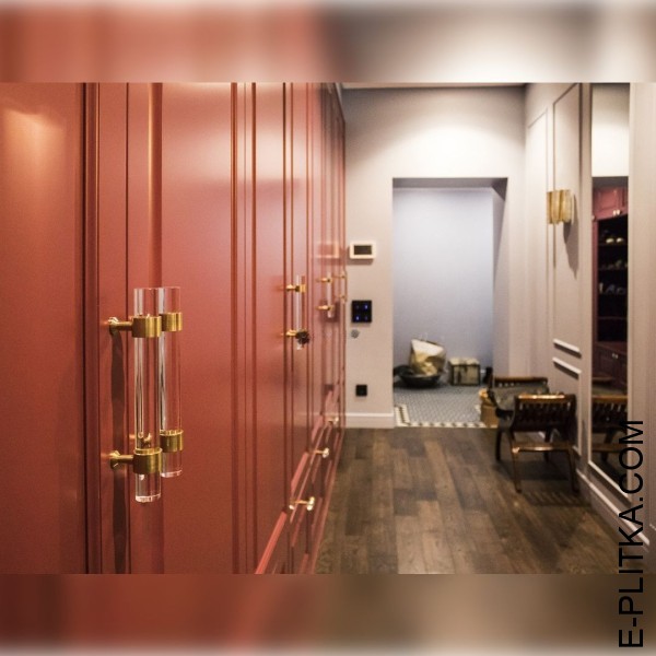 Зозпашна шафа вбудована в передпокій червоного кольору