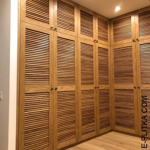 Изготавливаем жалюзийные шкафы в Киеве под заказ комфортных размеров и по индивидуальному дизайн-проекту. Угловая модель распашного шкафа с жалюзийными фасадами из дуба в гардеробную комнату. ЗВОНИТЕ ☎️ (063) 641 35 65 ✔️ Выбирайте наше качество и красивы