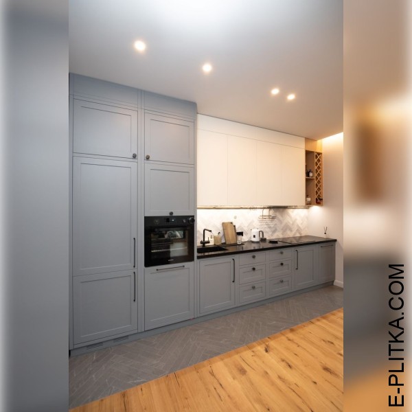 Сіро-біла кухня в еклектичному стилі з оригінальними ручками