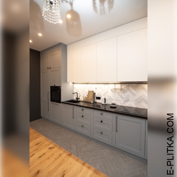 Сіро-біла кухня в еклектичному стилі з оригінальними ручками