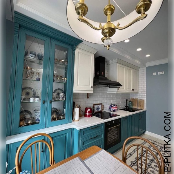 Сучасна кухня з фасадами під класику синьо-біла