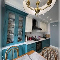 Современная кухня с фасадами под классику сине-белая