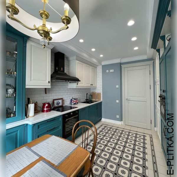 Сучасна кухня з фасадами під класику синьо-біла
