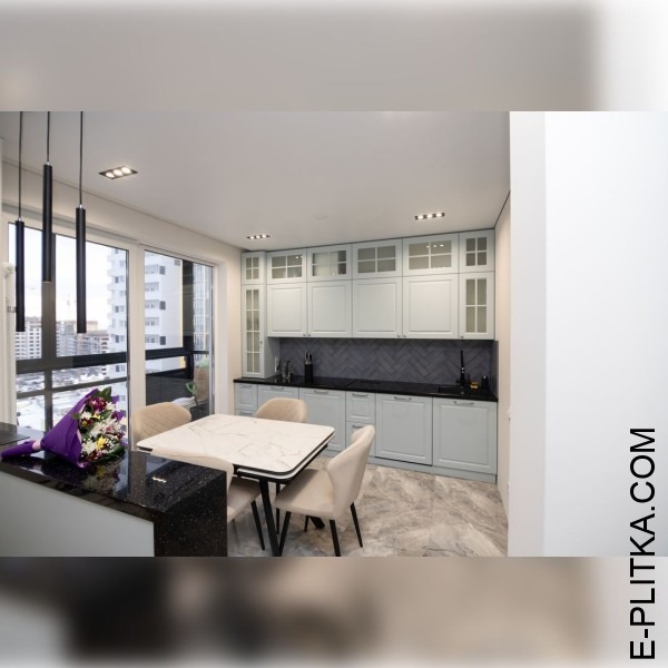 Изготавливаем кухни в Киеве под заказ любых размеров и по индивидуальному дизайн-проекту. Светлая классическая мебель в кухню со встроенными шкафами-пеналами и черной акриловой столешницей. ЗВОНИТЕ ☎️ (063) 641 35 65 ✔️ Лучшее качество!