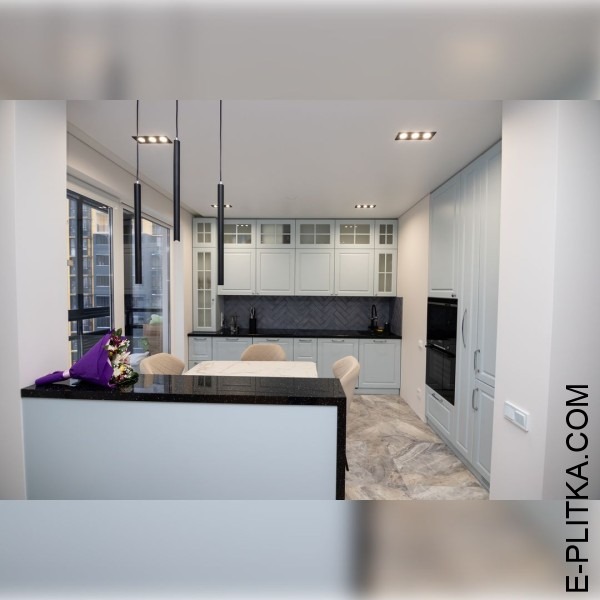 Кухня с отдельно встроенными шкафами и полуостровом