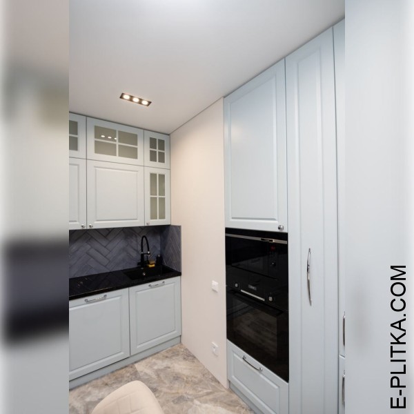 Кухня с отдельно встроенными шкафами и полуостровом